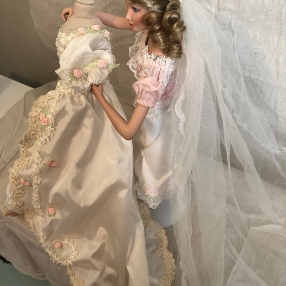 Vintage bride doll from Ashton-Drake Galleries - Picture 3 of 6